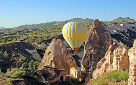 (P) Circuit în Cappadocia, tinutul cu peisaje selenare și sate subterane
