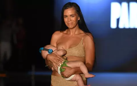 Un model a defilat pe podium în timp ce-și alăpta bebelușul! (video)