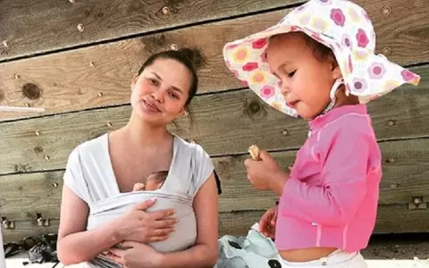 Chrissy Teigen s-a fotografiat alăptându-şi bebeluşul şi o păpuşă: "Cred că am gemeni acum!"
