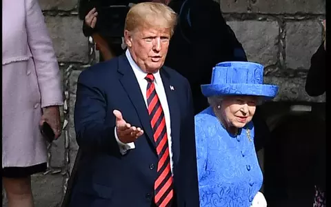 Moment penibil în timpul vizitei lui Trump în Marea Britanie. Cum a eclipsat-o președintele SUA pe Regina Elisabeta a II-a