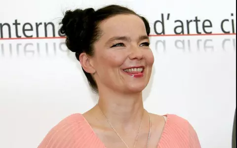 Björk a purtat în concert o rochie realizată de doi designeri români