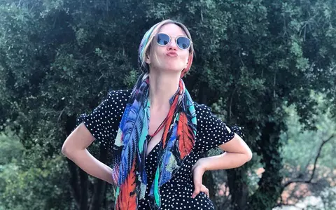 Adela Popescu, cu burta la vedere, în costum de baie. E în a şasea lună de sarcină