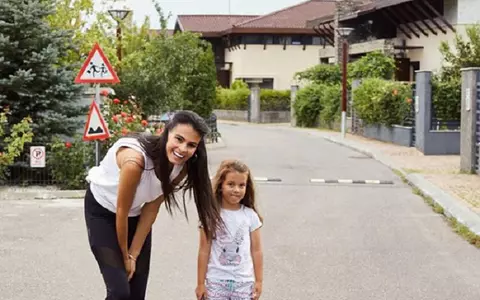 Anca Serea, în vacanţă cu copiii, la mare. Fetiţele învaţă să înoate