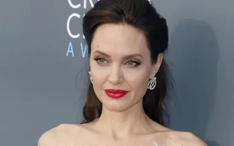 Angelina Jolie suferă după ce l-a văzut pe Brad Pitt îmbrățișându-și mult mai tânăra colegă de platou. La fel s-au îndrăgostit și ei doi...