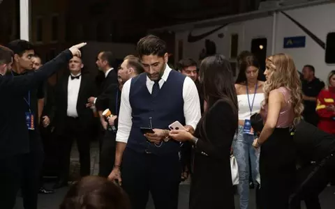 Connect-R, prima apariţie publică de la divorţ. Cântăreţul şi-a schimbat look-ul