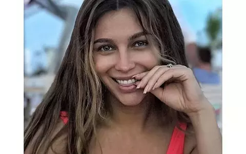 Lora, ipostaze provocatoare, la plajă. Aşa îşi anunţă vedeta noul videoclip