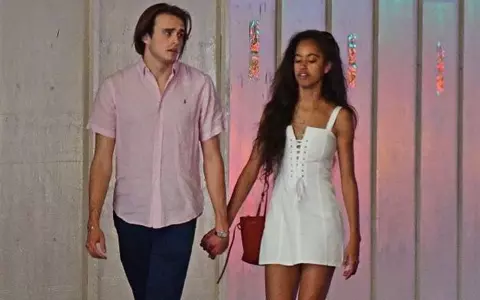 Malia Obama, sexy la brațul iubitului. Cine este curajosul care s-a încurcat cu fiica fostului președinte SUA