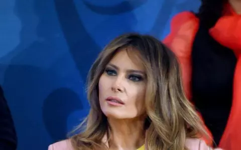 De ce pozează Melania Trump mereu cu gura deschisă
