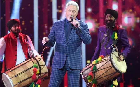 Tom Jones are un fiu secret care cântă pe străzi pentru a-și câștiga existența