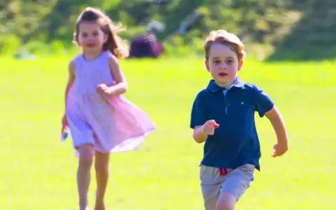 De ce prințul George trebuie să se aplece în fața reginei, iar prințesa Charlotte nu