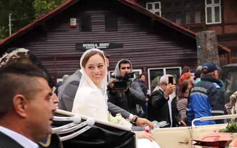 Imagini de la nunta fostului Principe Nicolae cu Alina Binder. Mirii, în caleașcă prin Sinaia care i-a primit ca pe niște regi
