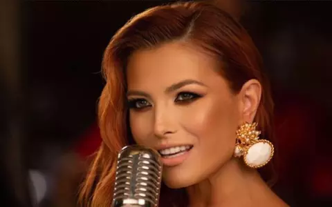 Elena Gheorghe lansează “Un gram de suflet”, cu o nouă imagine super senzuală și un clip cu atmosferă cubano