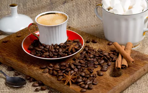 Obișnuiești să bei cafea pe stomacul gol? Adaugă aceste două ingrediente pentru un efect miraculos