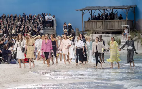 Colecția CHANEL Primăvară-Vară 2018 a făcut senzație în întreaga lume. Karl Lagerfeld a dus o plajă, până în cele mai mici detalii, într-o clădire - monument