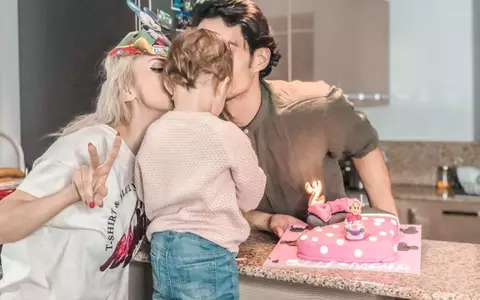 Primele imagini cu chipul fetiței Andreei Bălan. Ella Maya a făcut primul pictorial la doi ani