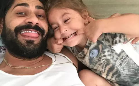 Misha şi Connect-R au ascuns adevărul. Maya, fiica lor, nu ştie că au divorţat