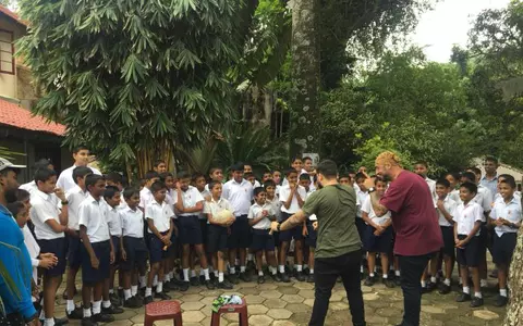 Surpriză la Asia Express pentru copiii din Sri Lanka. CRBL şi Oase - demonstrație de kendama