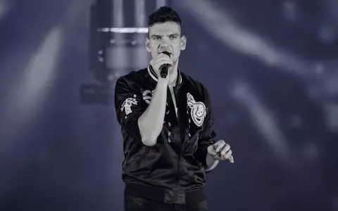 Tudor Chirilă, filmat în timp ce se pupa cu o mare cântăreaţă. Cum au reacţionat fanii artistului