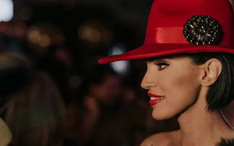 Adelina Pestrițu a purtat o ținută de inspirație masculină la botezul fiicei sale