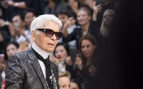 Karl Lagerfeld cu barbă, o apariție de senzație la propria prezentare de modă