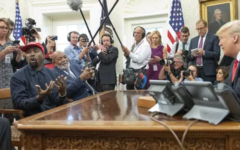 IMAGINEA ZILEI. Donald Trump îl îmbrățișează pe Kanye West în Biroul Oval, iar momentul a făcut înconjurul lumii