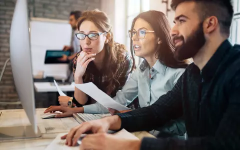 6 din 10 angajați plănuiesc să-și schimbe jobul în următorul an. Publicarea salariilor, feedback-ul după interviuri și durata proceselor de recrutare – principalele reproșuri pe care le primesc angajatorii români