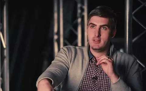 Ernest prezintă aceeaşi emisiune de 12 ani. Prezentatorul TV intuieşte secretul succesului său