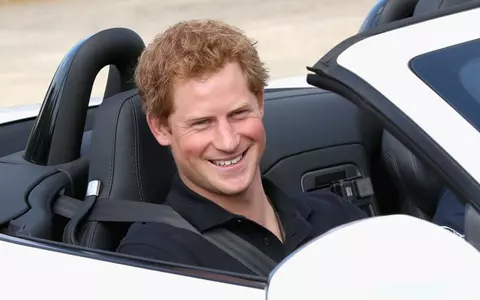 De ce Prințul Harry și Prințul William conduc personal mașina când merg la petreceri
