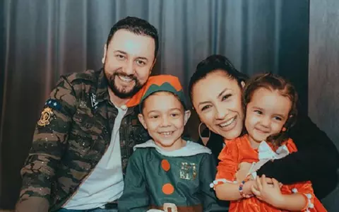 Andra plânge de fiecare dată când îşi strânge în braţe copiii. Iată cel mai emoţionant moment, în familie