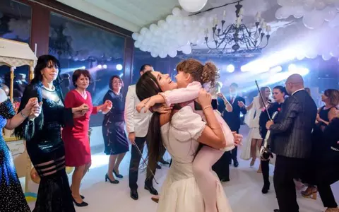 Elena Băsescu a participat la serbarea copiilor. S-a îmbrăcat la fel ca fiica sa cea mare