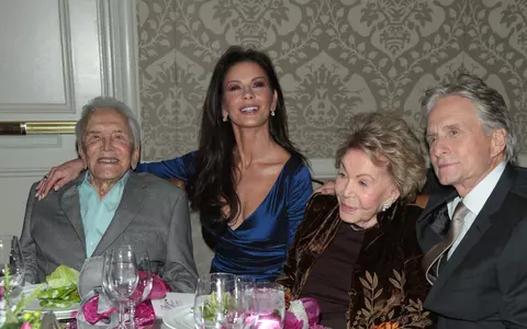 Kirk Douglas a împlinit 102 ani și a primit un cadou extrem de valoros din partea nurorii lui, actrița Catherine Zeta Jones