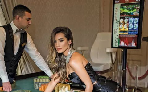 Lili Sandu, pictorial sexy înainte de Sărbători. Vedeta a pozat în ipostaze inedite la aproape 40 de ani