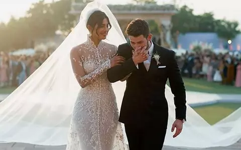 Cum a arătat Priyanka Chopra în ziua nunții. Rochia de mireasă a avut 2 milioane de paiete din sidef, iar voalul, 23 de metri!