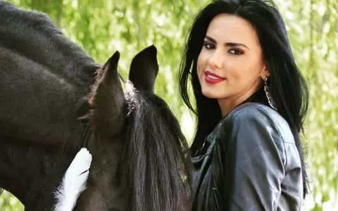 Fotografie nemaivăzută. Cum arăta Lavinia Pîrva la șapte ani, cu uniformă de elev și fundițe în păr