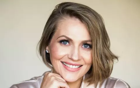 Mirela Vaida e mândră de fiica ei. La patru ani, Carla se machiază şi merge pe tocuri înalte