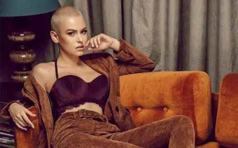 Misha a optat pentru o transformare radicală de look. Acum este brunetă şi creaţă