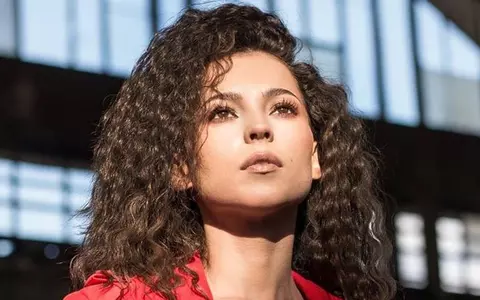 Cine este AMI, cea mai scundă solistă din România. A cântat cu Paula Seling și a devenit cunoscută la X Factor!