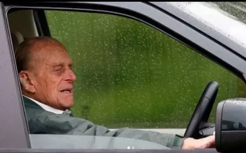 Prințul Philip s-a răsturnat cu mașina! În autoturismul implicat în accident se aflau două femei și un bebeluș
