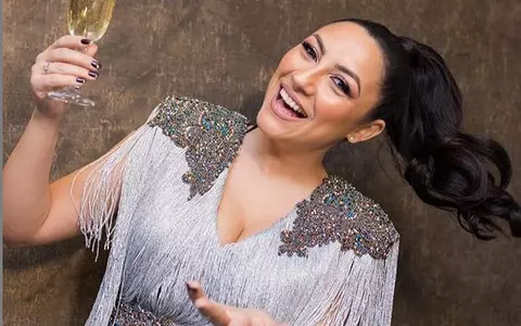 Mai ții minte când era Andra roșcată? Cum arăta artista la început de carieră