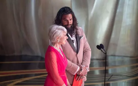Jason Momoa a purtat roz pe covorul roșu la Oscar 2019. "Aquaman" a atras toate privirile