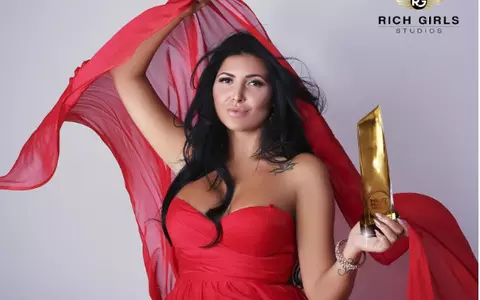 (P) Modelele de la Rich Girls sunt neobosite! Vânează premiu după premiu!