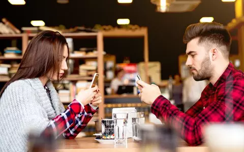 Concluzia psihologilor: dependența de telefon te face nefericit în cuplu