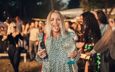 De la pasiune - la un adevărat job. Povestea fotografului de la petrecerile VIVA! Delia e cucerită de pozele lui