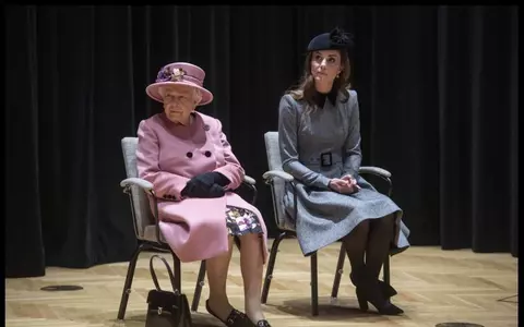 Regina Elisabeta a Marii Britanii și Kate Middleton, apariție inedită, în Londra. Au împărțit aceeași păturică