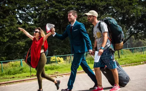 Concurent nou la Asia Express. Valentin Butnaru, prezentator de știri la Antena 1, a mers cu tirul îmbrăcat elegant