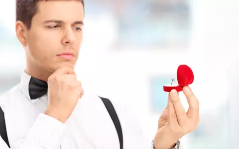(P) Greșeli pe care le face un bărbat când cumpără un inel de logodnă