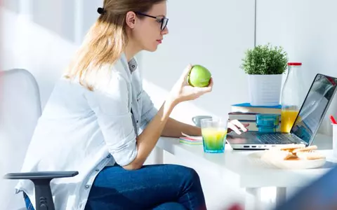 Sari peste masa de prânz? Asta te face mai nefericit la serviciu