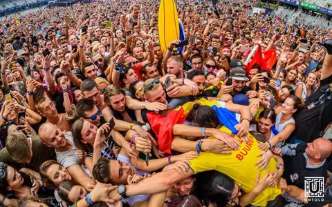 Lasă telefonul jos și apasă play pentru cea mai nouă piesă a lui ARMIN VAN BUUREN!
