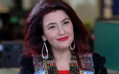 Rona Hartner s-a filmat în timpul sedinței de chimioterapie, după operația de cancer la colon!
