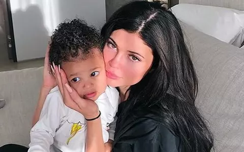 Fiica lui Kylie Jenner poartă geantă Hermes la 1 an. Accesoriul costă cât o mașină!